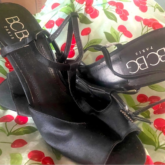 Black satin sandals with t-strap and high spiked heel. 10 - Picture 2 of 8